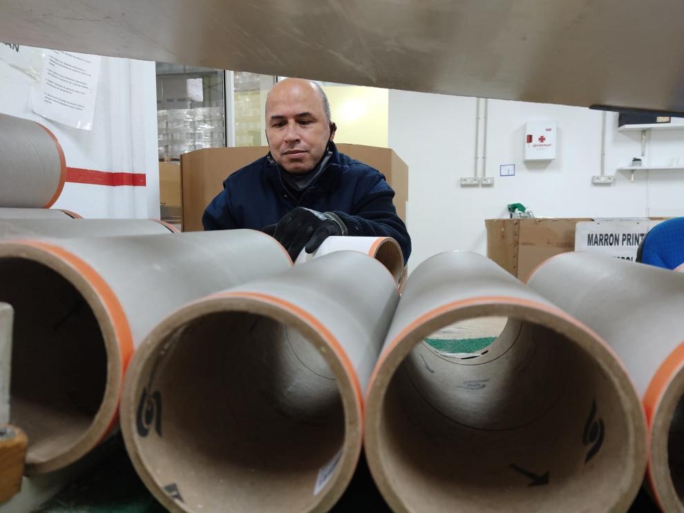 Jhon Carlos Escobar en su puesto en el departamento de logística.