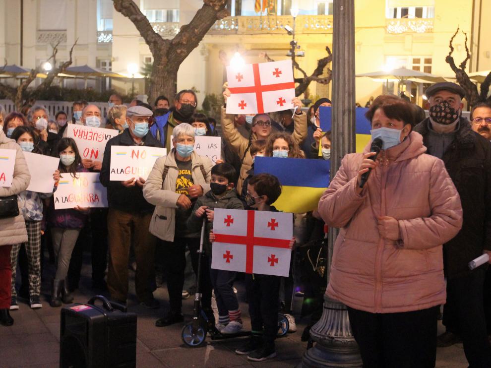 Yllulia Gayevska surante una concentración de apoyo a Ucrania celebrada en Huesca.