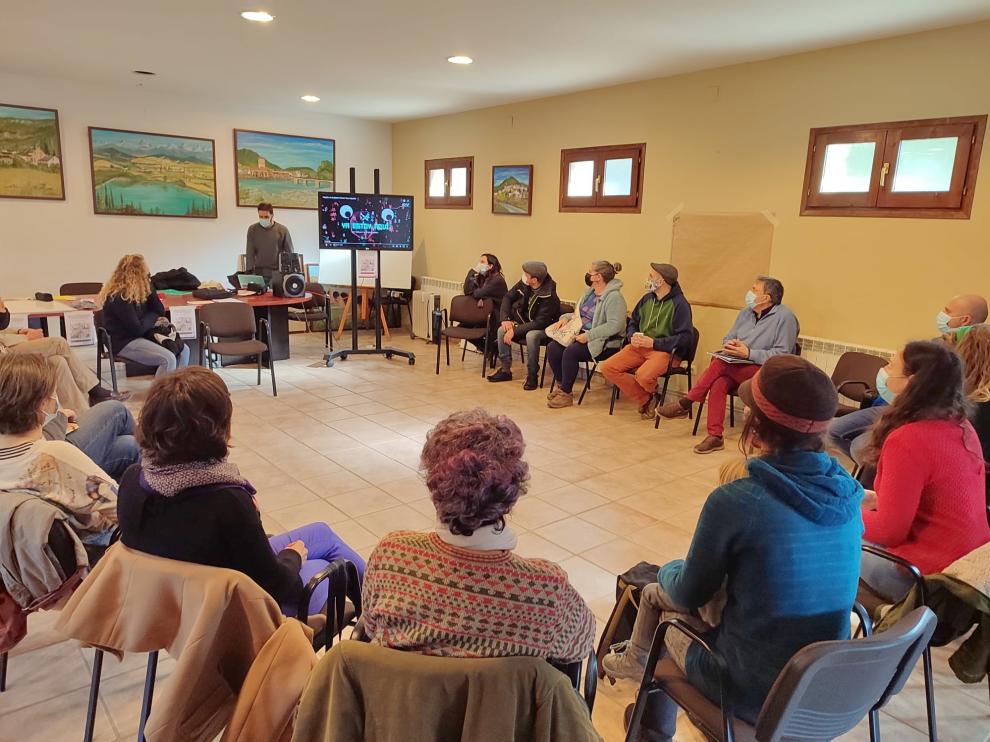 Asistentes a la reunión sobre vivienda organizada por Pueblos Vivos el pasado sábado, día 19, en Puente la Reina.