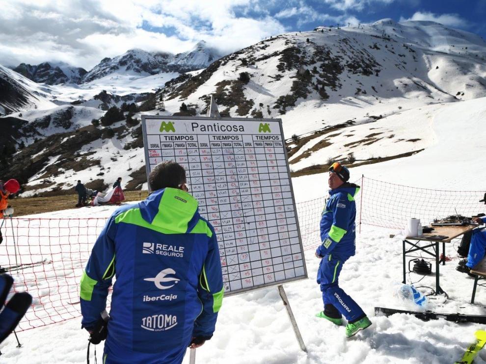 Campeonato de profesores de esquí en Formigal.