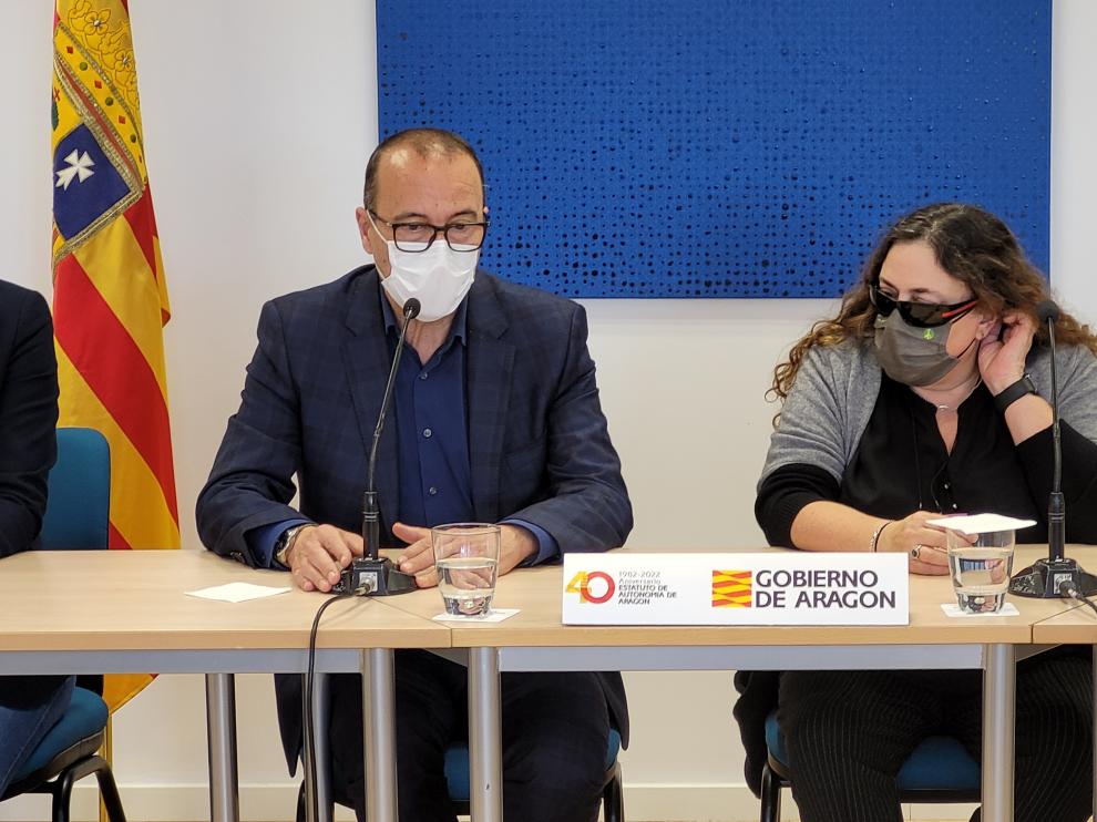 El consejero de Educación, Cultura y Deporte del Gobierno de Aragón, Felipe Faci, y la directora ejecutiva de la Dirección de Educación, Empleo y Braille de la Organización Nacional de Ciegos Españoles (ONCE), Ana Isabel Ruiz.