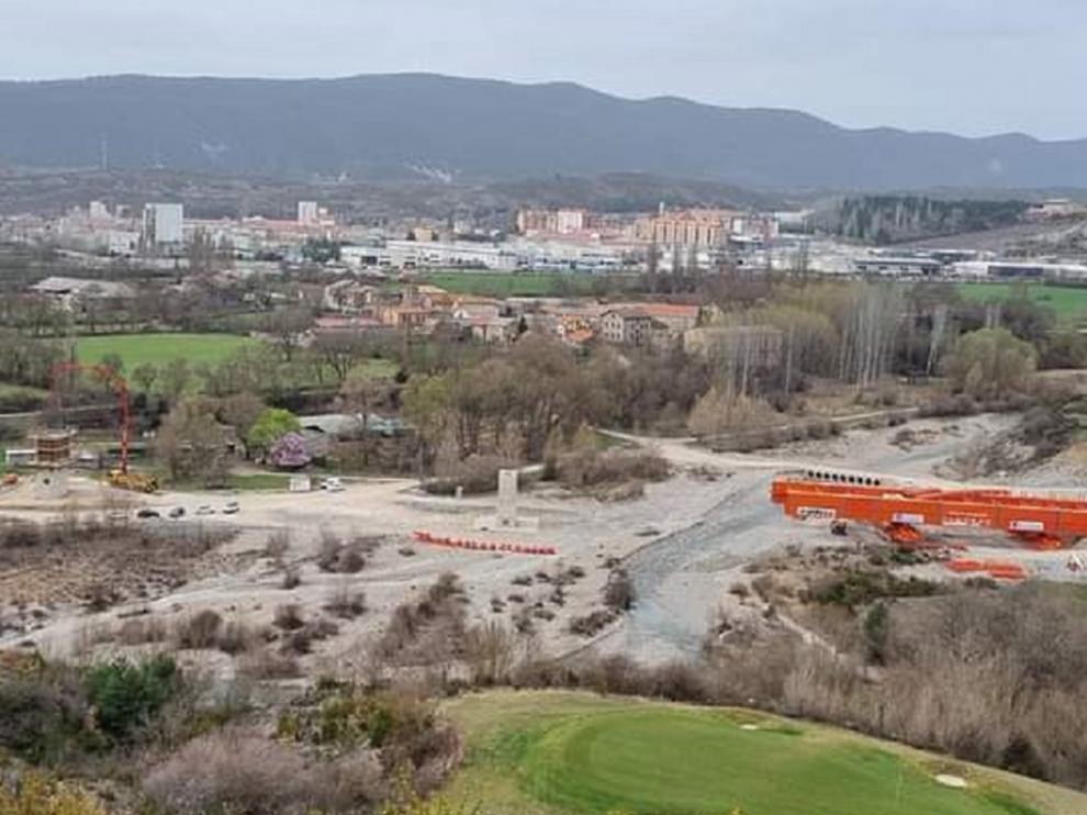 Imagen de las obras de construcción del viaducto sobre los ríos Gállego y Aurín, de 936 metros de longitud.