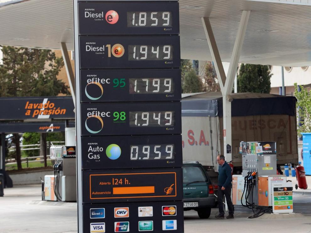 Las gasolineras aplicarán la rebaja de 20 céntimos por litro a todos los clientes a partir del viernes.