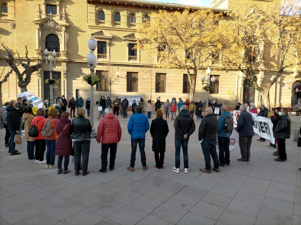 Foto de la concentración de este jueves de la Plataforma No a la Guerra en Huesca.