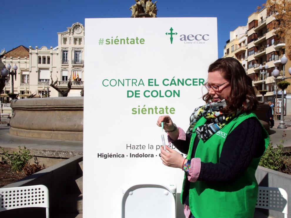 Foto de una campaña anterior para promover que la población se haga esta prueba detectora del cáncer de colon.