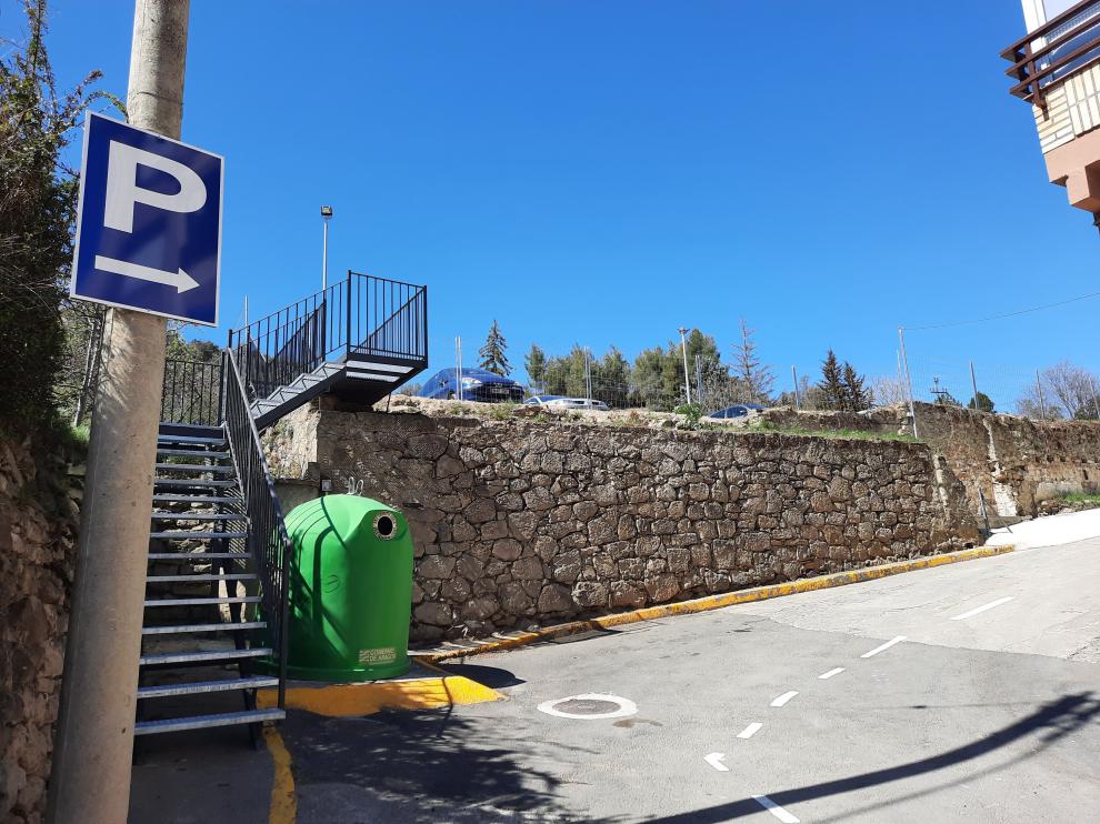 Escaleras metálicas que dan acceso al parquin Santa Bárbara, la nueva zona de estacionamiento de Graus.