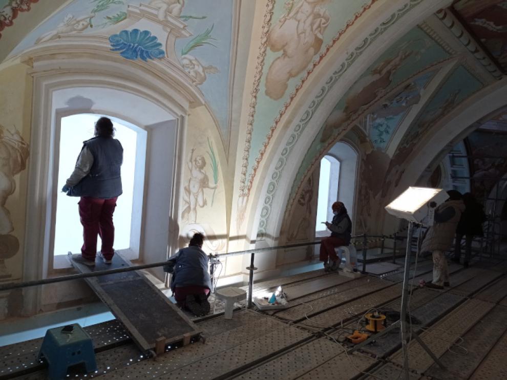 Trabajos de restauración de las pinturas murales.