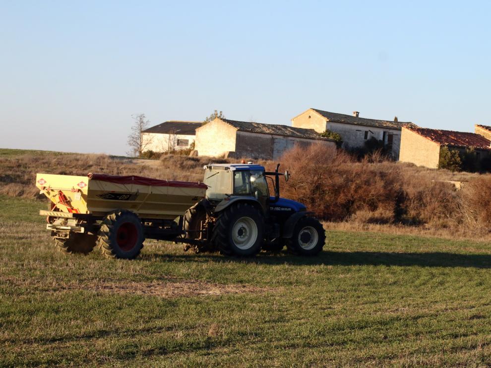 Un tractor faenando en un campo de Almudévar el pasado mes de febrero.