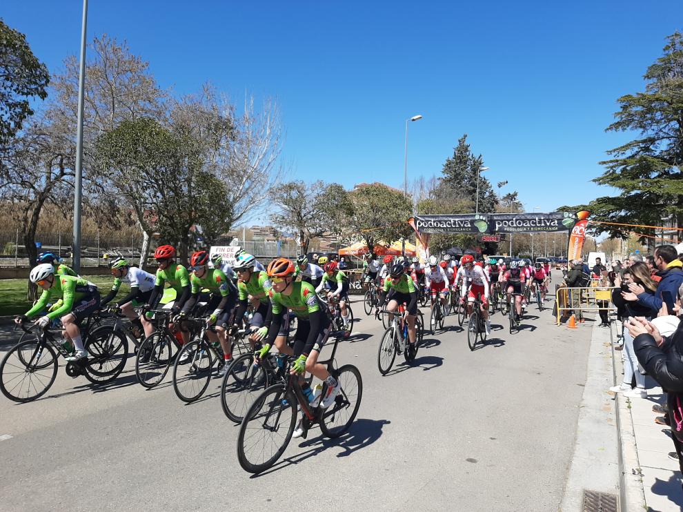 Los ciclistas, nada más tomar la salida en Huesca