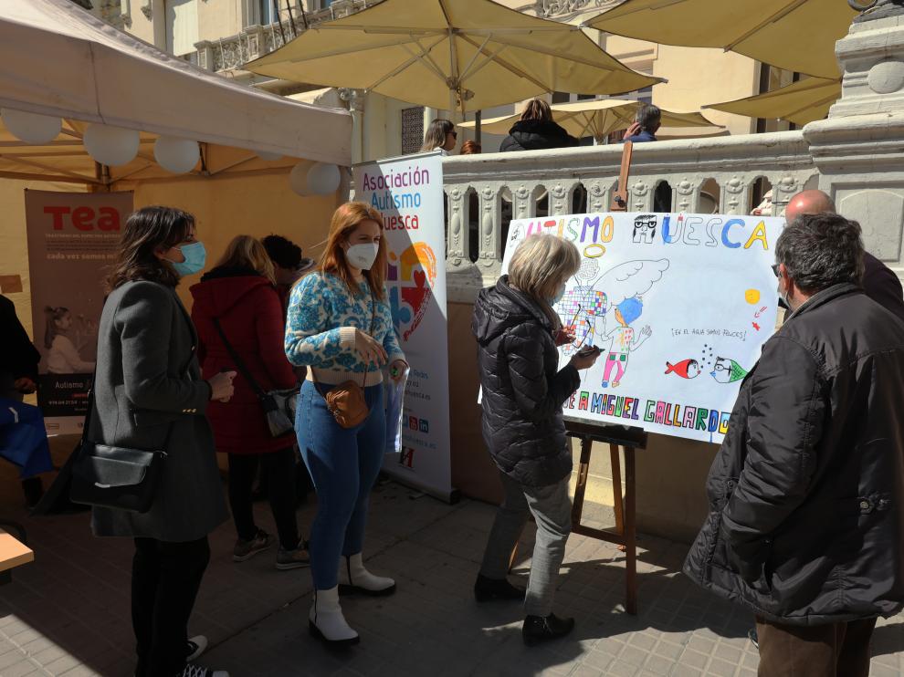 Día Mundial del Autismo en la plaza de Navarra de Huesca