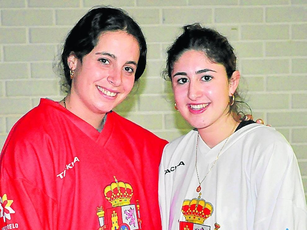 Paula Moreno y Victoria Serrano, en la pista de hielo de Jaca con las camisetas de la selección.