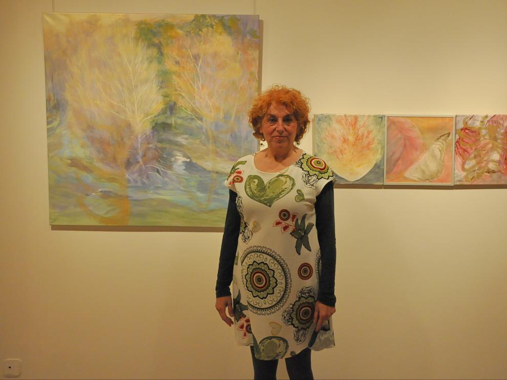 Pilar Esporrín Sanclemente, junto a una/s de sus obras expuestas en el Palacio de Congresos de Jaca.