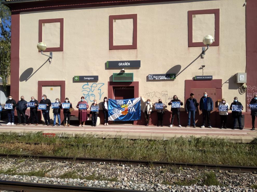 Imagen de la concentración en la estación de tren de Grañén
