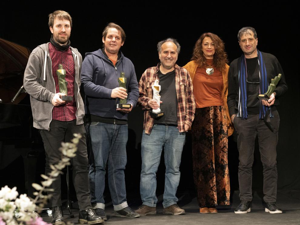 Los premiados de izquierda a derecha: Eymard Uberetagonea, director de ‘Raíces perdidas’; Thomas Grand, director de ‘Peces dorados, peces africanos’; Javier Corcuera, Carmen París; y David Vazquez director de ‘El último de Arganeo’.