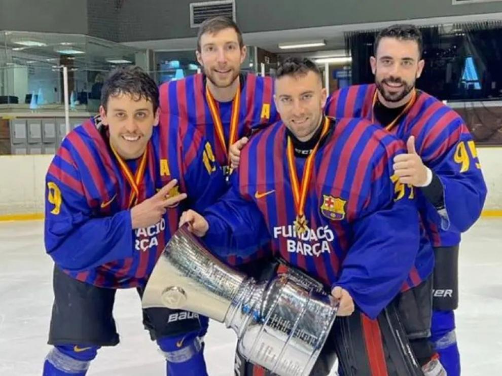 Adrián Ubieto, Héctor Alastruey, Bruno González y Gastón González, el pasado domingo, en la pista de hielo de Barcelona, con el trofeo liguero, tras ganar el cuarto y definitivo partido de la final.