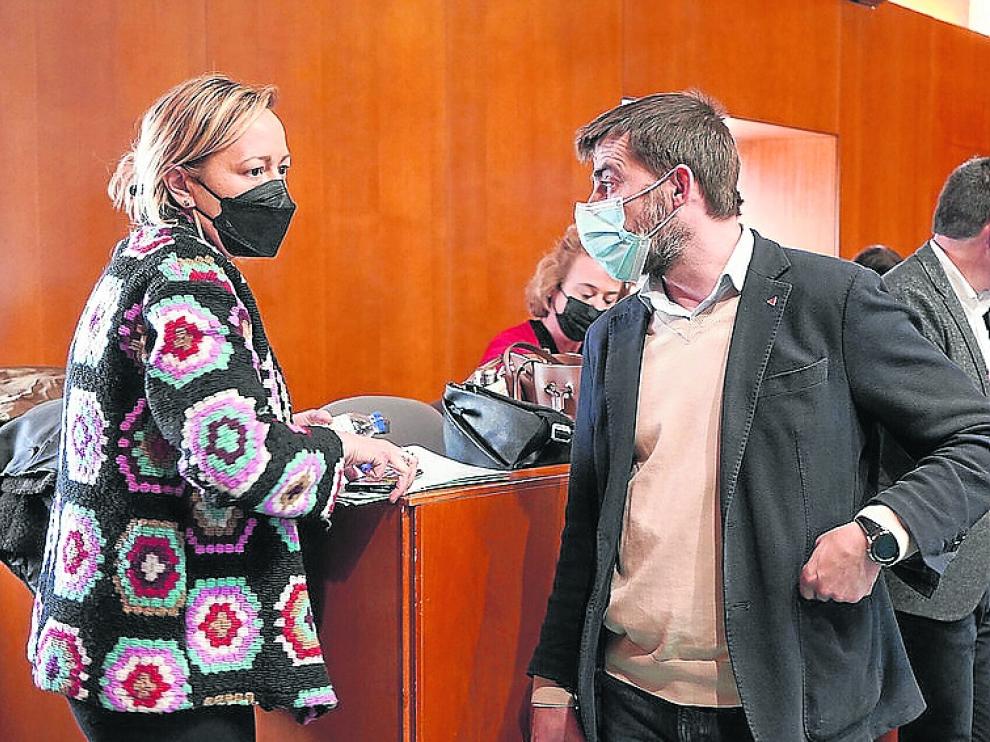 marta Gastón, consejera de Economía conversa con el diputado de IU, Álvaro Sanz.