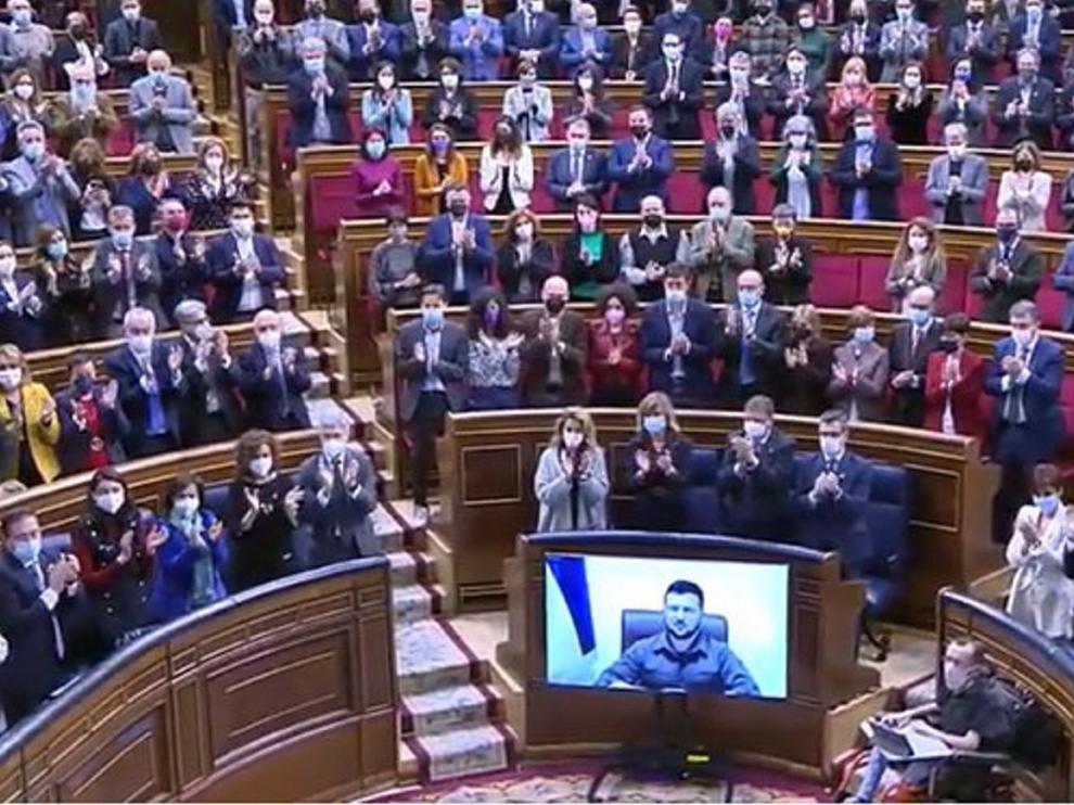 Tras la intervención de Volodímir Zelenski todo el Congreso aplaudió la palabras del presidente ucraniano.
