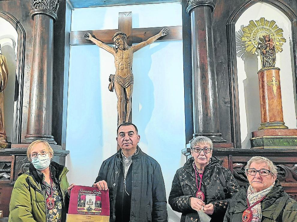 El párroco grausino junto a las prioras de la Cofradía de la Magdalena.