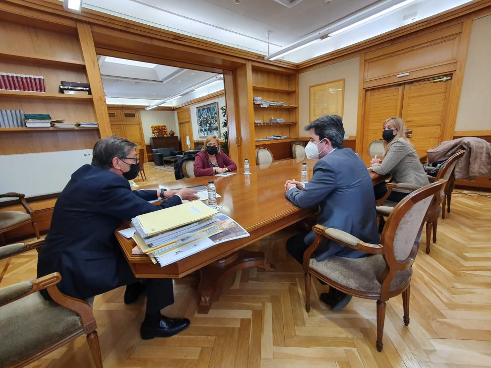 Luis Felipe, alcalde de Huesca, en la reunión mantenida con Arturo Aliaga, para hablar de la empresa Raven.