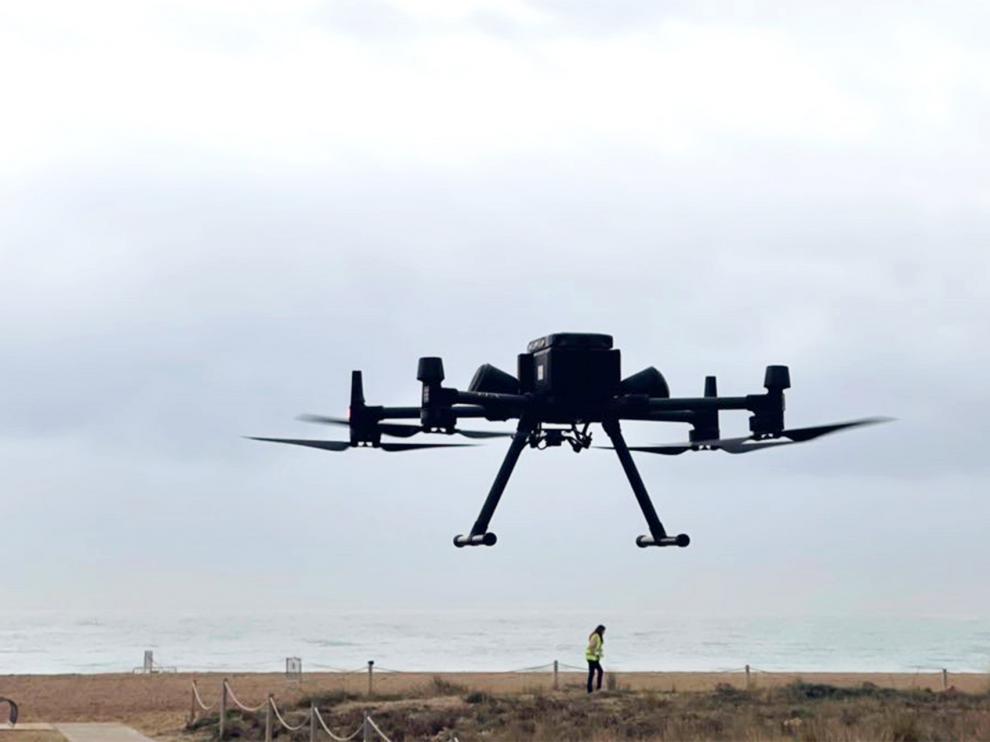 Dron sobrevolando la playa Castelldefels.