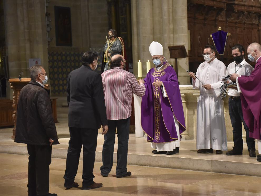 El obispo de Huesca, Julián Ruiz, impone las medallas a los nuevos cofrades, este jueves en la Catedral.