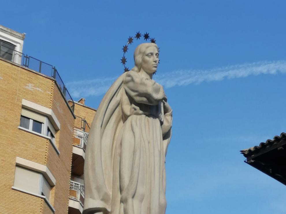 Estatua de La Inmaculada, ubicada en la plaza que lleva su nombre en la capital oscense.