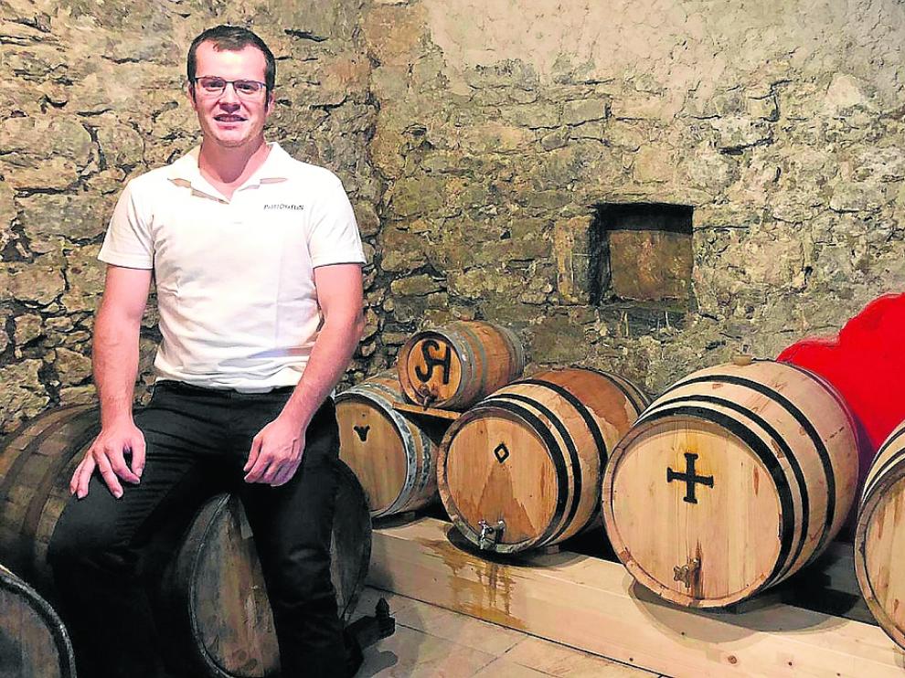 Toño Cortijo, con las barricas de pacharán en su bodega.