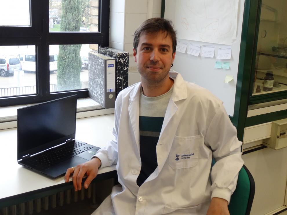 David Pacheu, científico oscense, en el laboratorio de la Universidad de Zaragoza.