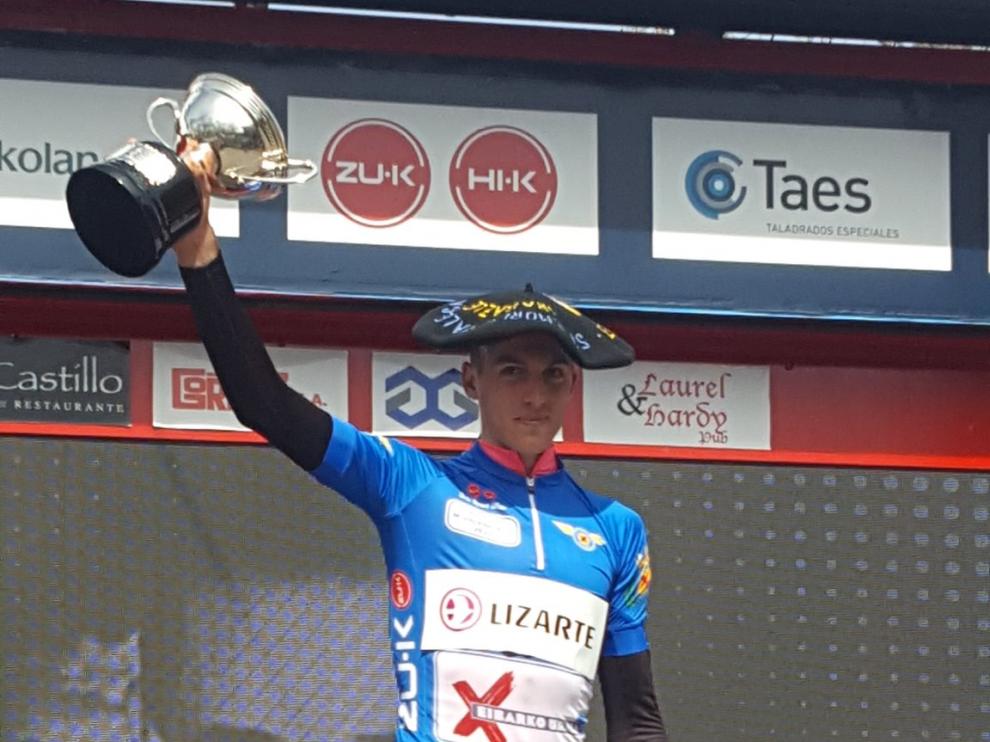 Pablo Castrillo, con la txapela y el trofeo de campeón