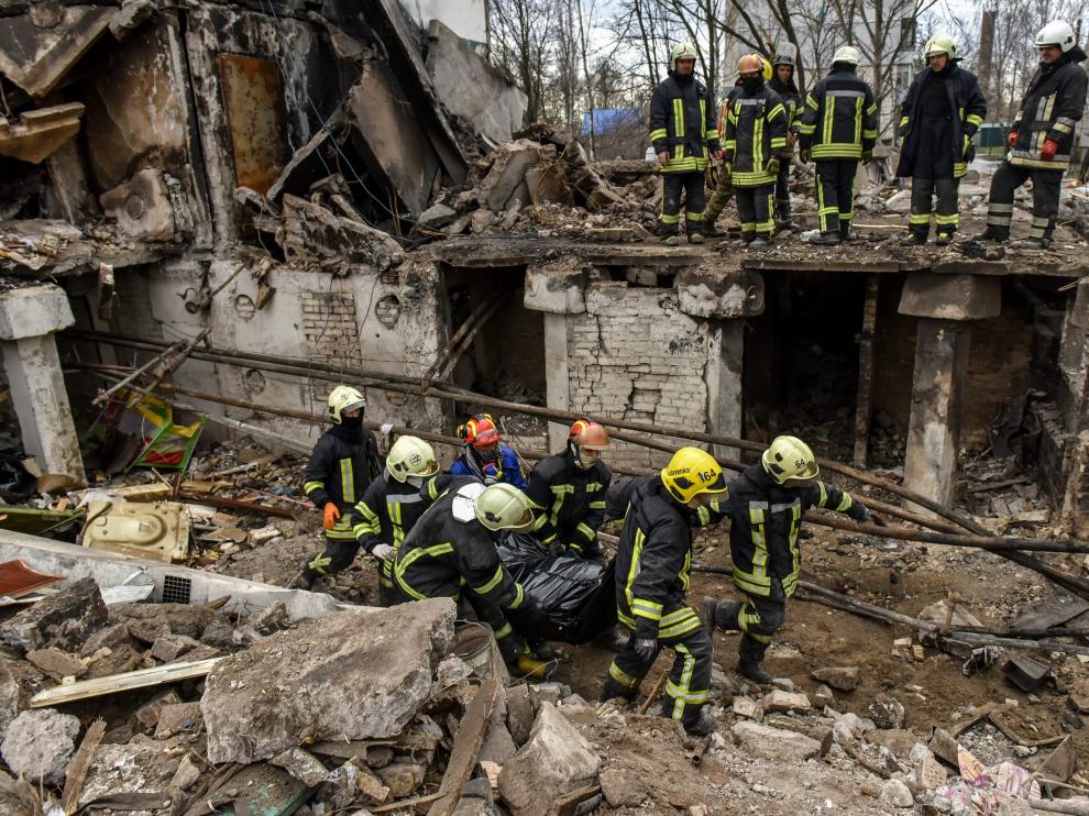 Los bomberos trasladan un cuerpo hallado entre los escombros. UKRAINE RUSSIA CONFLICT