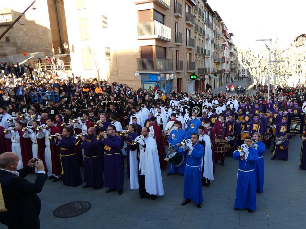 Participantes de las cofradías penitenciales ayer en el marco de la lectura del Pregón de Semana Santa, en Barbastro.