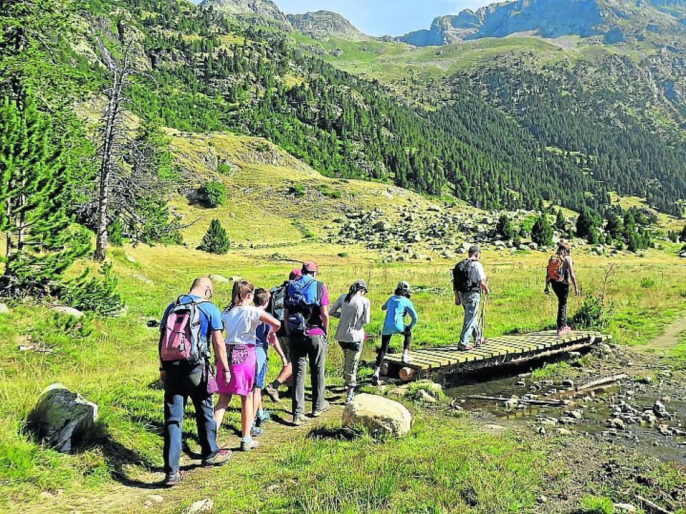 Participantes en una ruta senderista en la Red Natural de Aragón.