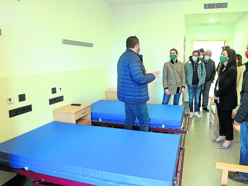 El alcalde de Alcalá de Gurrea, Josechu Marín, enseña una de las habitaciones de la residencia.