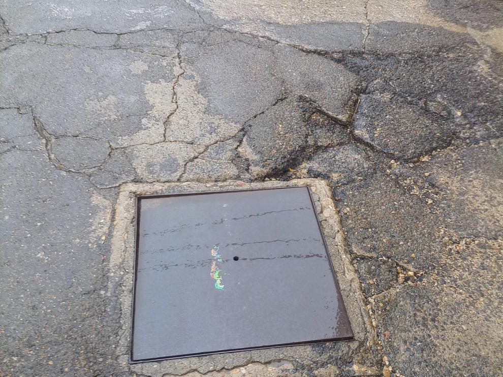 Grietas en el firme de la calzada del pasaje Avellanas de Huesca.