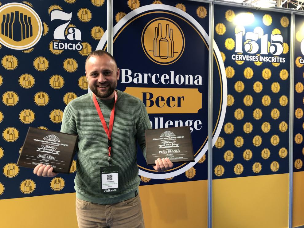Daniel Chiorean con los dos premios logrados en la séptima edición del Barcelona Beer Challenge 2022.