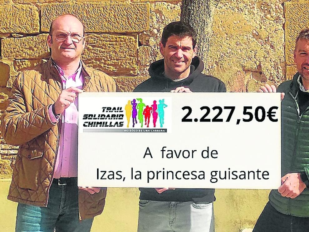El Ayuntamiento de Chimillas hizo entrega de la recaudación del Trail a la asociación Izas, la princesa guisante.
