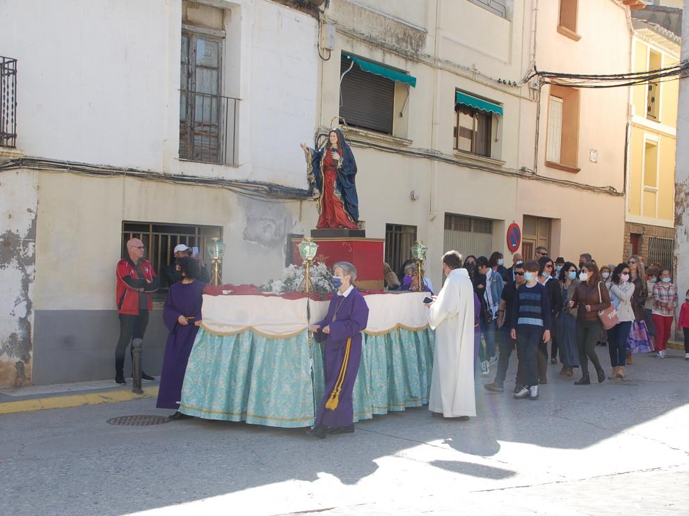 La Virgen de la Alegría procesionó ayer porlas calles del centro de Sariñena.