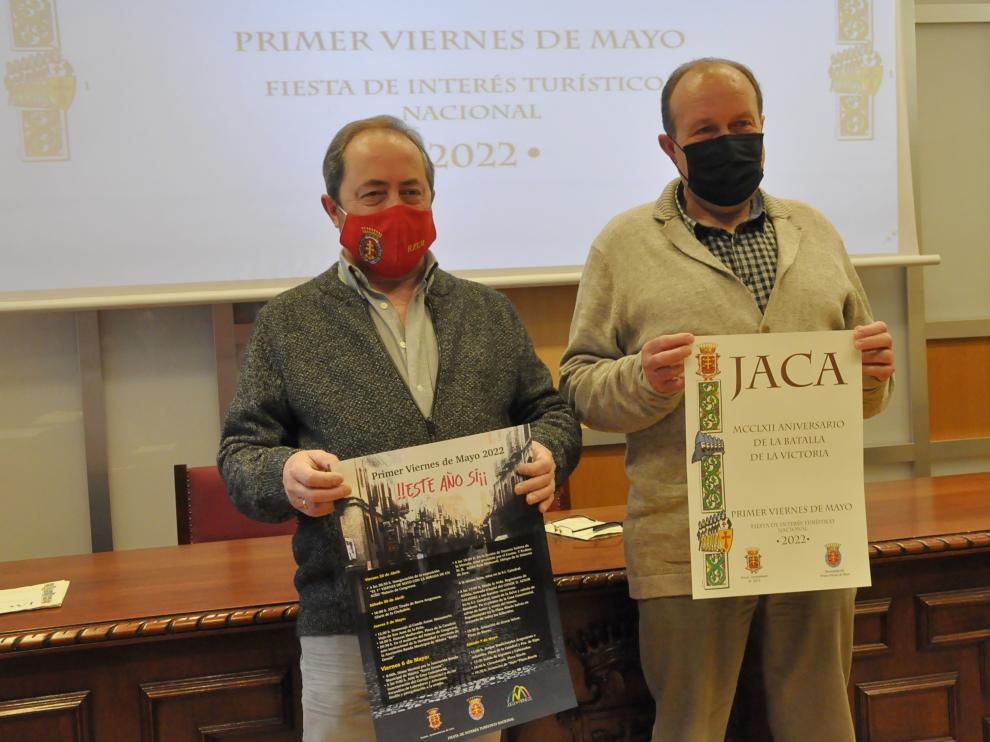 Carlos García y Santiago Tomás, en el Ayuntamiento de Jaca, mostrando el programa de actos de la fiesta.