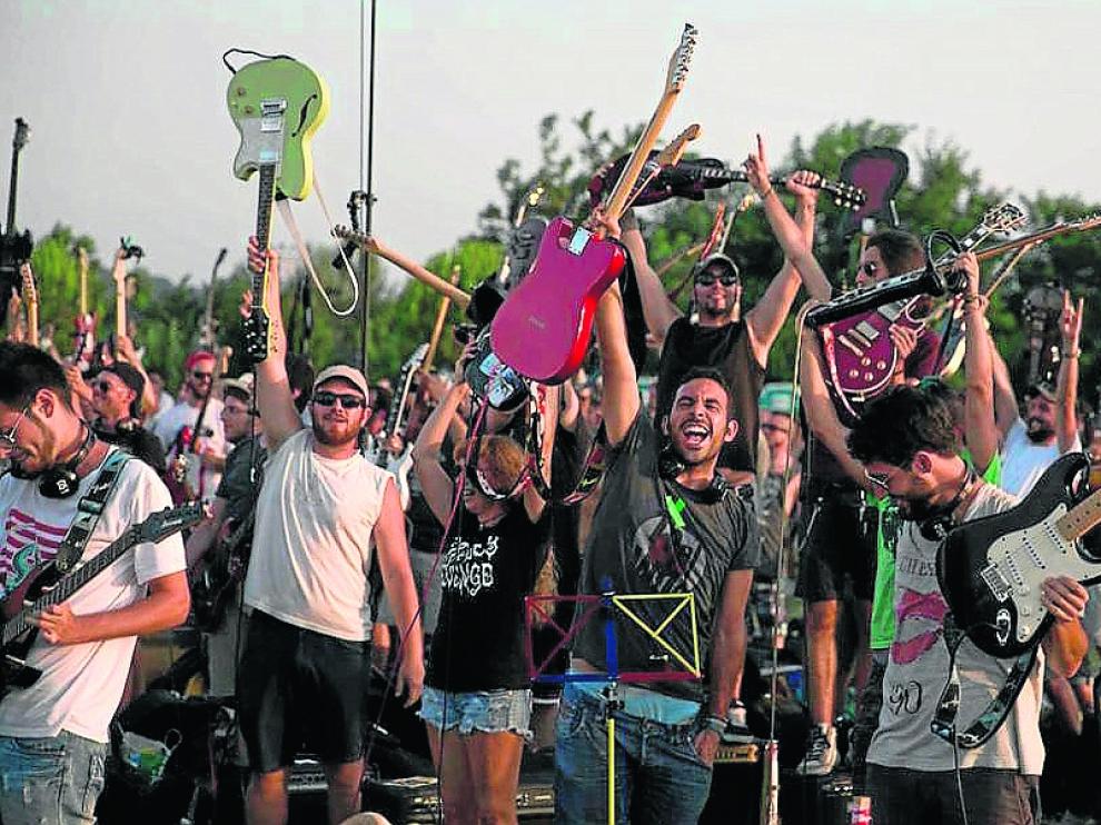 Fotograma del documental ‘Rock por mil: la banda más grande del mundo’.