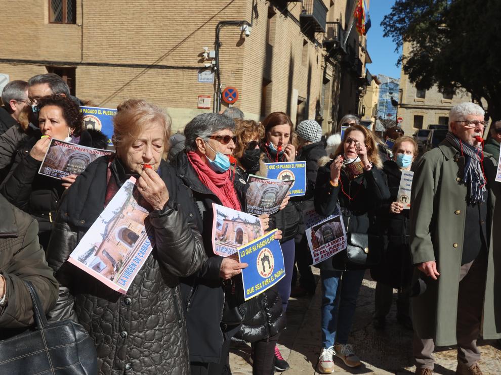 Manifestantes concentrados frente al Obispado de Huesca el pasado 3 de abril.