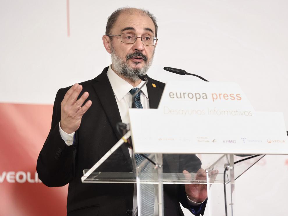 El presidente del Gobierno aragonés, Javier Lambán, en los desayunos de Europa Press este martes