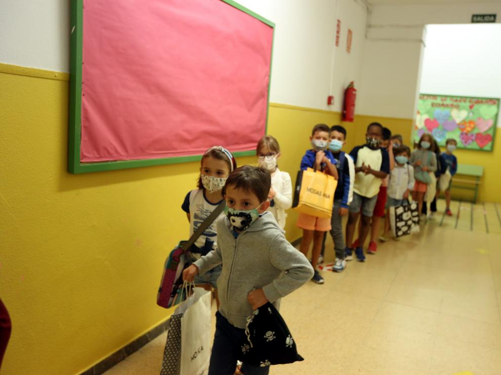 Foto de archivo de escolares volviendo al colegio tras el confinamiento, en septiembre de 2020.