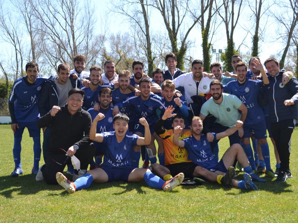La plantilla celebra el ascenso a Primera Regional, logrado con mucha antelación.