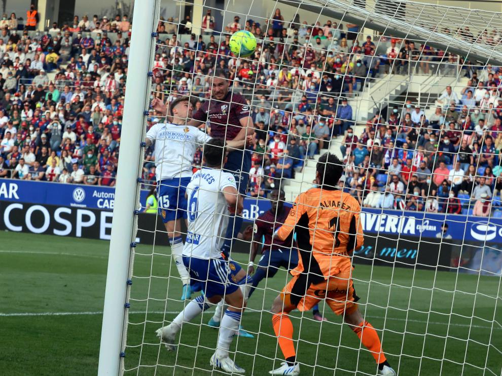 Ignasi Miquel estrelló un cabezazo al larguero en el derbi.