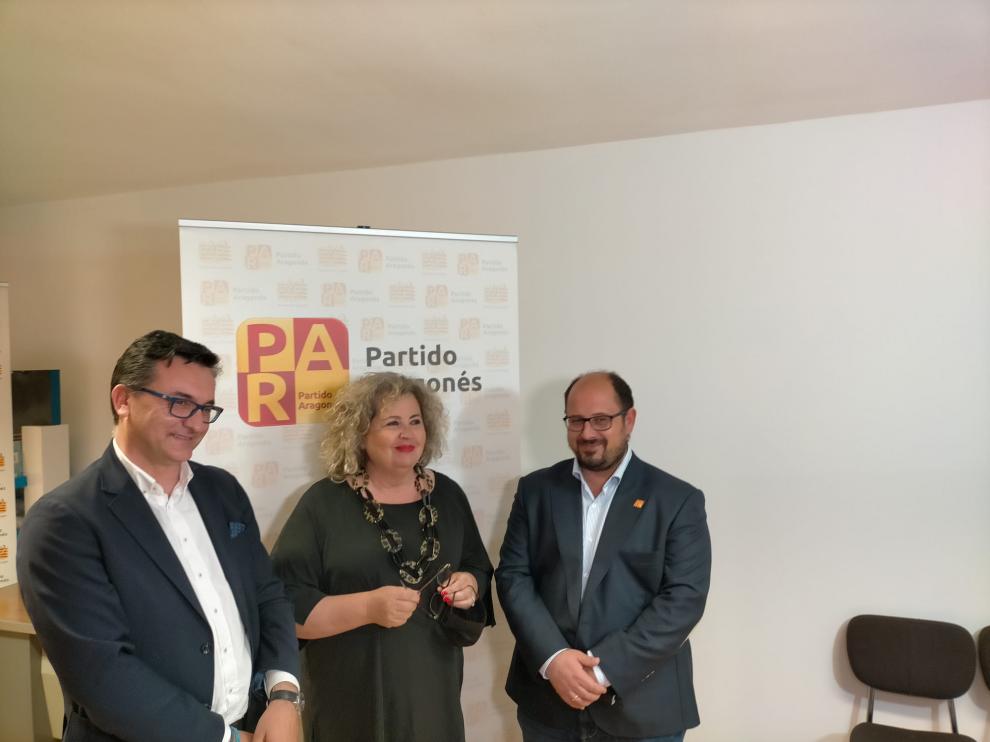 Roque Vicente, María Jesús Morera y Alberto Izquierdo, en la constitución del Comité Intercomarcal del PAR Huesca.