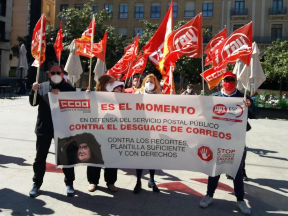 Concentración en Zaragoza contra "el desguace" de Correos el año pasado