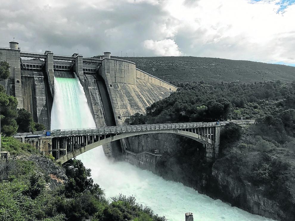 Imagen de un desembalse en el pantano de El Grado, una de las grandes obras hidráulicas del Alto Aragón que regula el río Cinca.