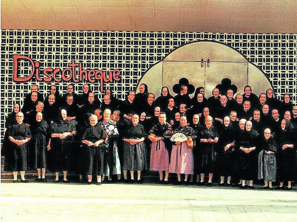 Las "dones de las faldetas" en la puerta de la discoteca en 1977.