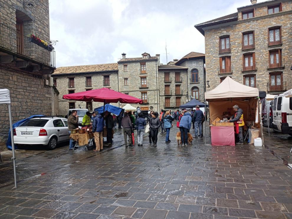 Boltaña ha montado su Feria de la Primavera en la plaza Mayor.