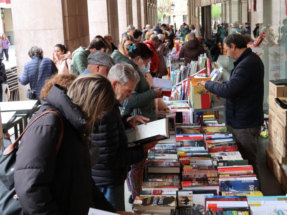Muchos oscenses acudieron este sábado a los puestos de las librerías instaladas en los Porches de Galicia.